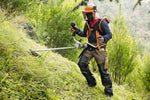 Utilizzo del decespugliatore a batteria Stihl FSA 130 su scarpata con vegetazione