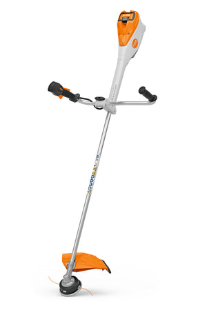 Decespugliatore a batteria Stihl FSA 135 con impugnatura a manubrio e testina AutoCut
