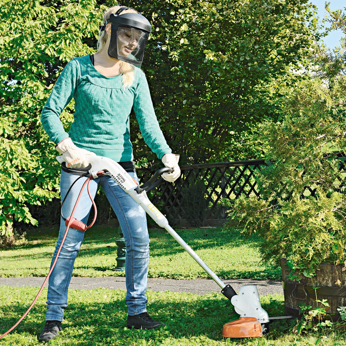 Utilizzo del rifinitore elettrico Stihl FSE 52 per rifinitura bordi prato in giardino