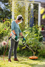 STIHL FSE 60 rifinitore elettrico in uso per rifinitura e pulizia del prato in giardino