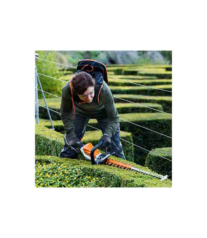 Utilizzo del tosasiepi a batteria Stihl HSA 94 T su siepe