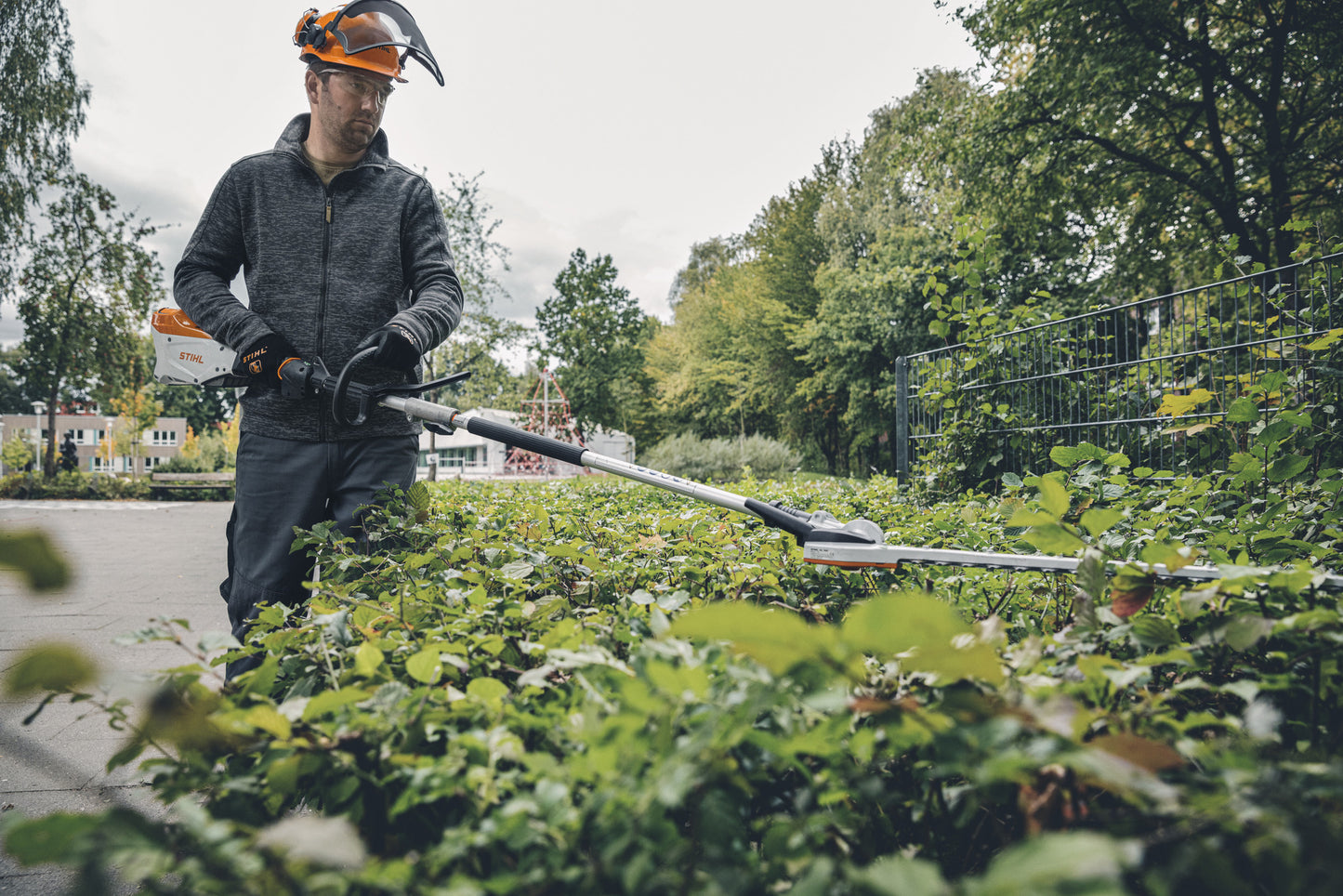 Motore Kombi a batteria STIHL KMA 135 R con attrezzo combinato per taglio siepi