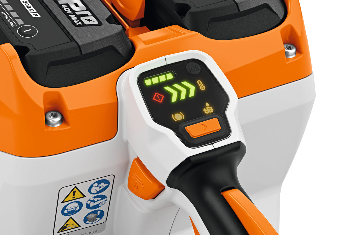 Display acceso sull’impugnatura della motosega, con batterie visibili