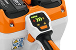 Display acceso sull’impugnatura della motosega, con batterie visibili