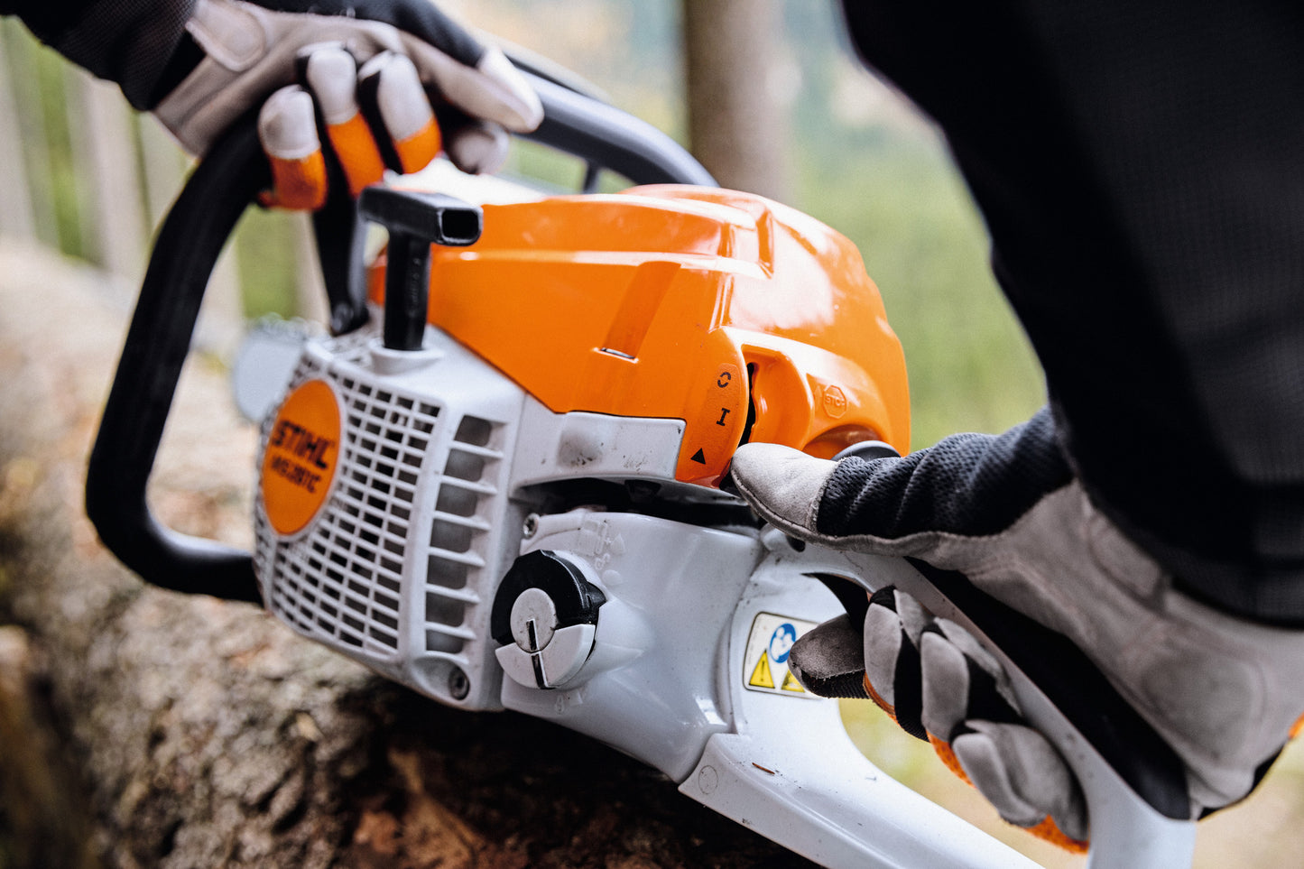 Dettaglio motosega STIHL MS 261 C-M in uso con impugnatura e comandi