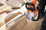 Dettaglio taglio su trave con motosega a batteria STIHL MSA 200 C-B