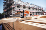 Motosega a batteria STIHL MSA 200 C-B appoggiata su travi in legno