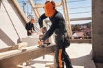 Operatore utilizza motosega a batteria STIHL MSA 200 C-B durante taglio legno