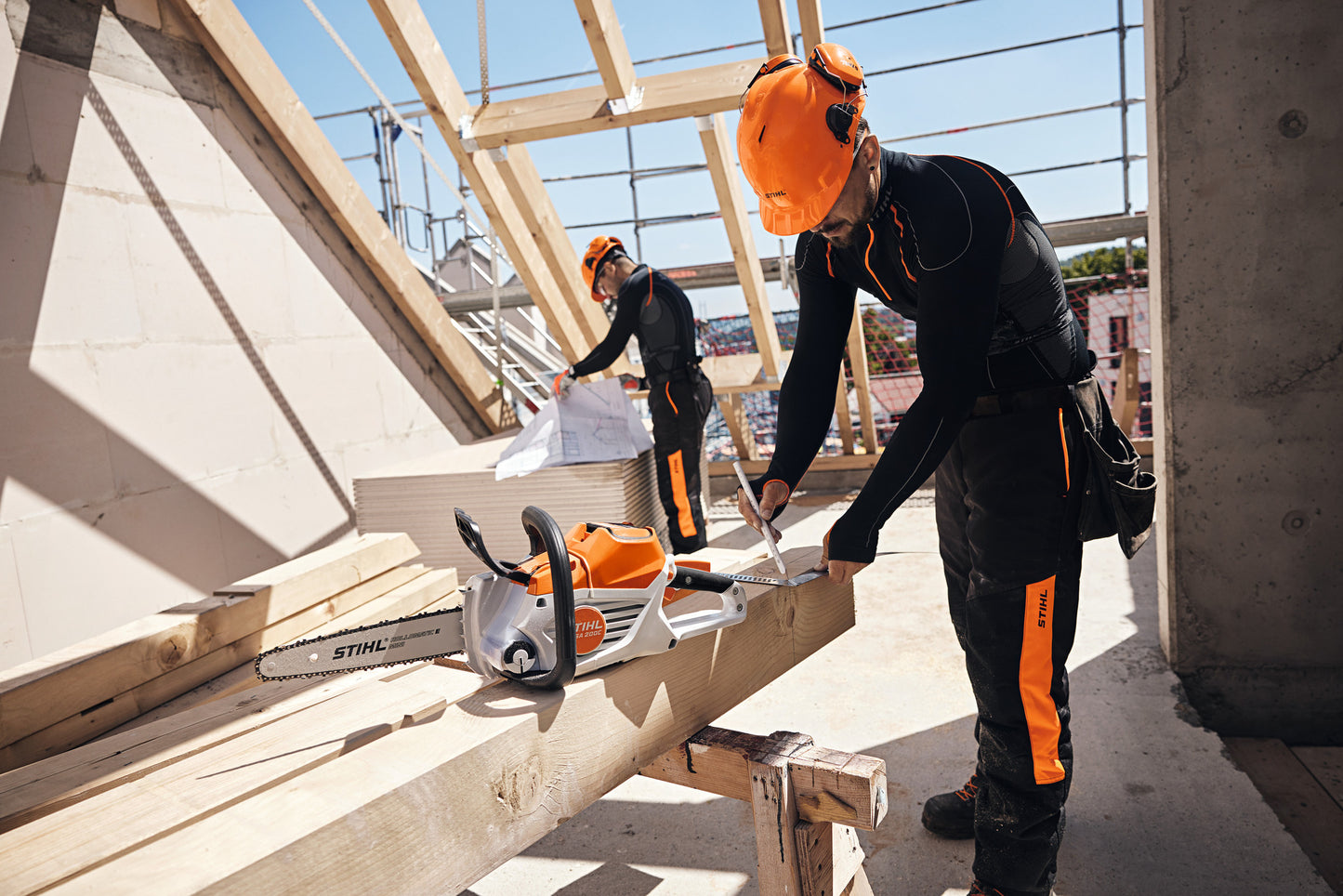 Motosega a batteria STIHL MSA 200 C-B impiego su legno in cantiere