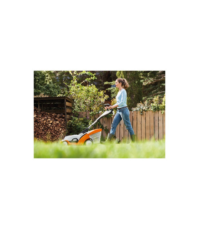 Tosaerba a batteria STIHL RMA 339 C in uso per taglio erba su prato