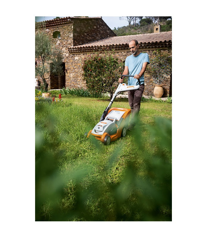 STIHL RMA 339 C tosaerba a batteria in uso su prato in giardino