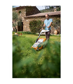 STIHL RMA 339 C tosaerba a batteria in uso su prato in giardino