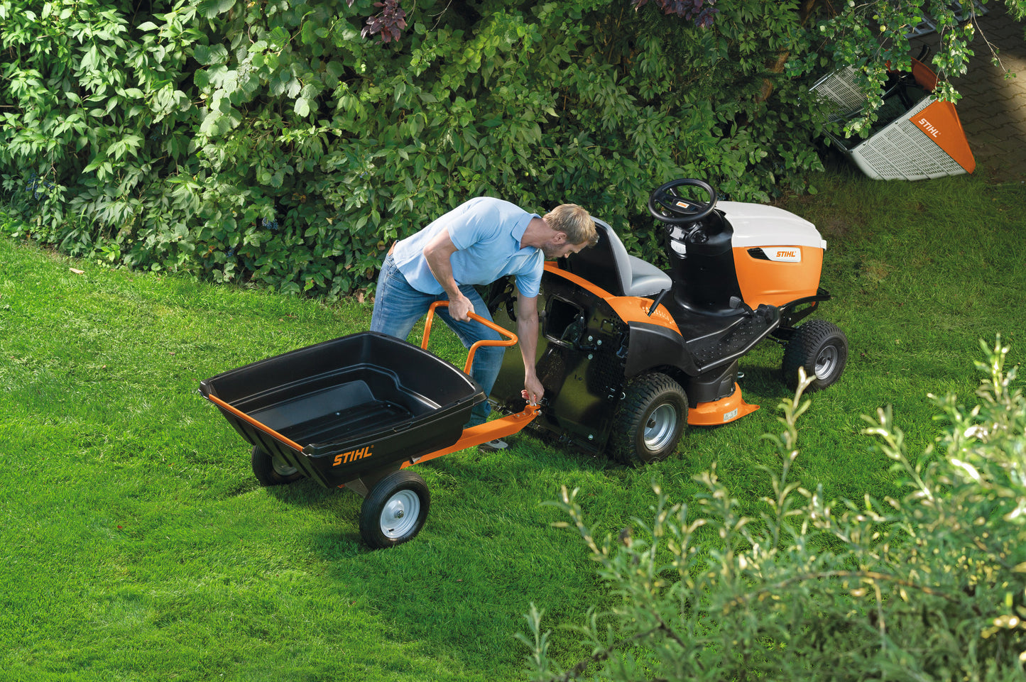 Trattorino STIHL RT 5097 in utilizzo su prato con funzione di traino