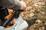 Dettaglio comandi impugnatura soffiatore a batteria STIHL con indicatori LED