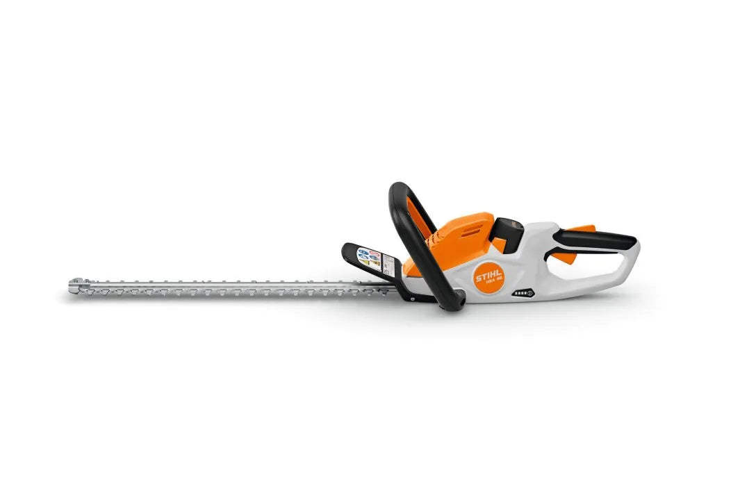 Vista laterale opposta del tagliasiepi a batteria STIHL HSA 40 con lama lunga su sfondo bianco