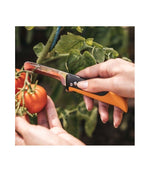 Uso del coltello a serramanico Fiskars X-series K80 per taglio su pianta
