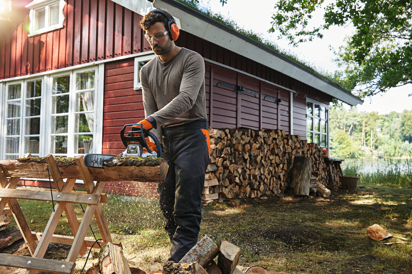 Utilizzo di motosega STIHL per taglio legna su cavalletto