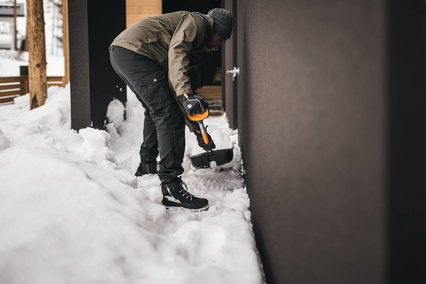 Utilizzo pala da neve Fiskars X-Series per sgombero neve