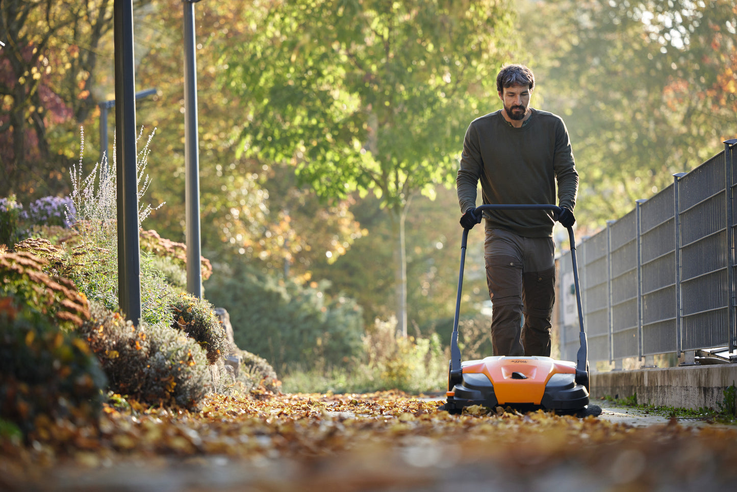 Utilizzo spazzatrice Stihl KG 770 per pulizia esterna su foglie