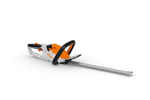Tagliasiepi a batteria STIHL HSA 40 bianco e arancione ripreso in prospettiva su sfondo bianco