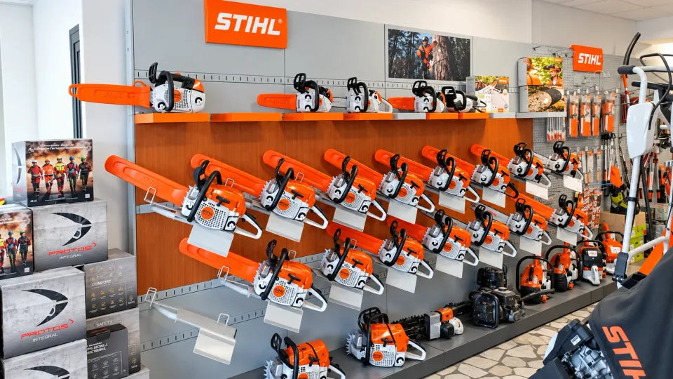 Motoseghe e attrezzature STIHL in esposizione all’interno del negozio.